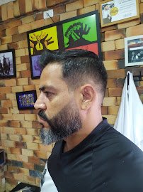 Corte de cabelo masculino na barbearia em Goiânia